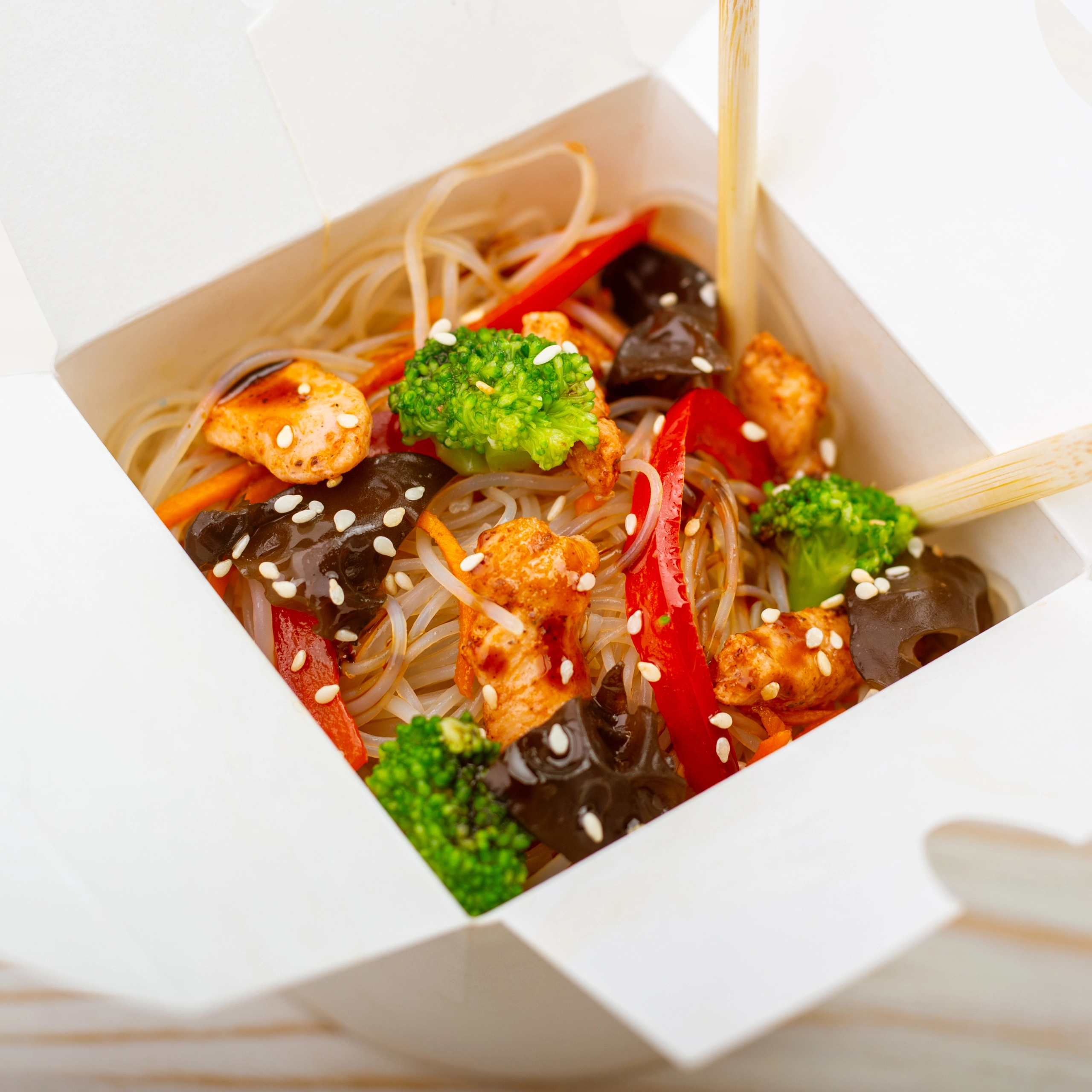 Замовити Wok ФУНЧОЗА З КУРИЦЮ з доставкою в Одеса